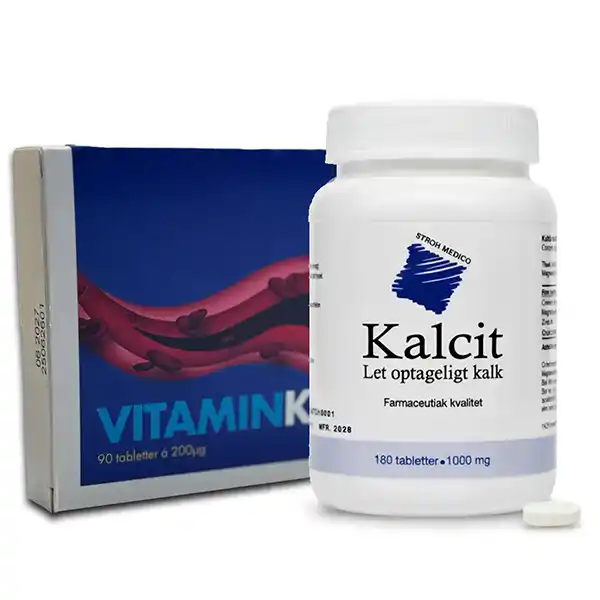 Produktpakke med Vitamin K2 og Kalcit i hvide kosttilskudsflasker stående side om side på lys baggrund.